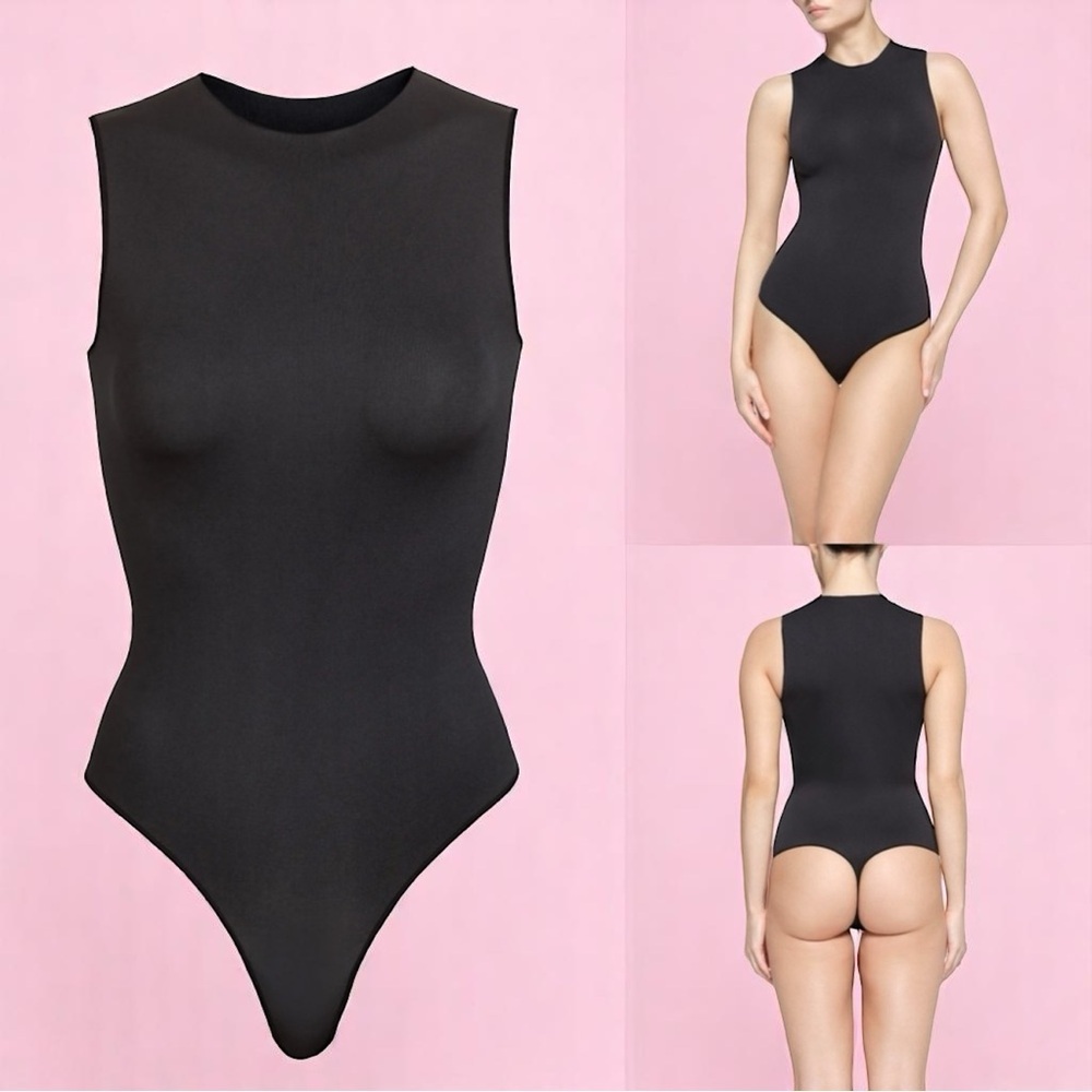 SKIMS ESSENTIAL CREW NECK SLEEVELESS
BODYSUIT | ONYX​​